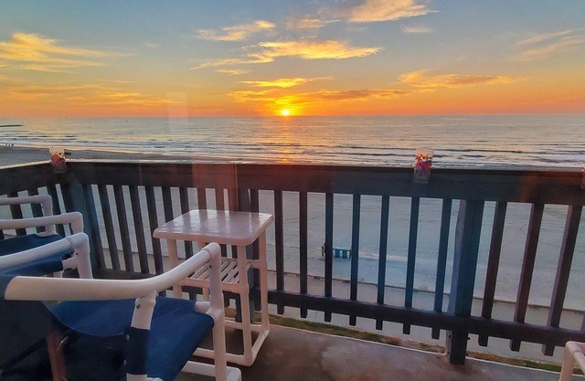 275+ Five Star Reviews - Actually On The Beach! With Pickleball- Pool- Hot Tub