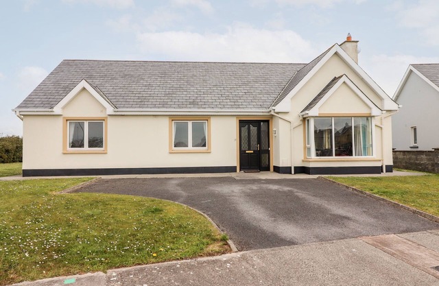29 CHURCH FIELD, family friendly in Doonbeg, County Clare