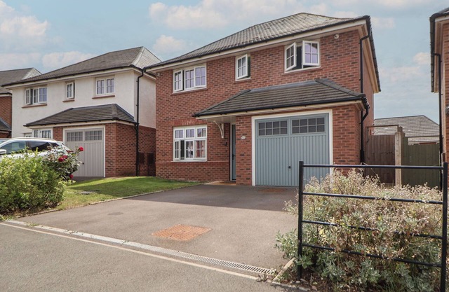 29 ERNEST DAWES AVENUE, pet friendly, with a garden in Telford