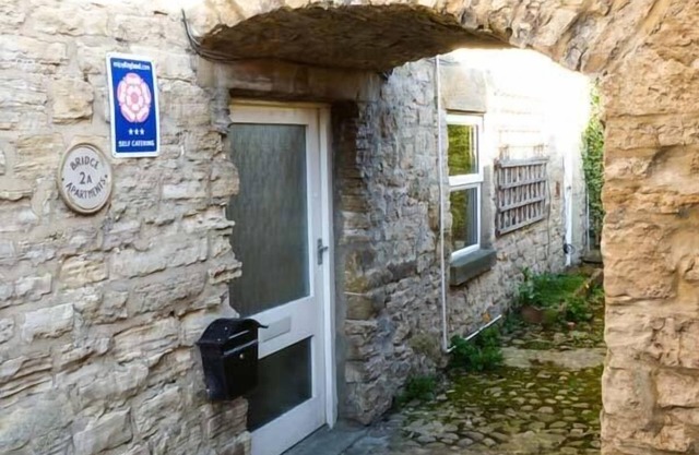 2A BRIDGE APARTMENTS, pet friendly in Masham