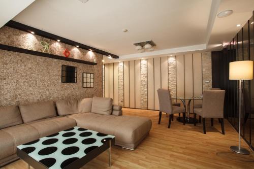 2A-Short-term rental allowed-2BRs Downtown Bangkok