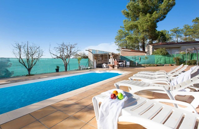 2AL01 -Basic 4 bedroom house with private swimming-pool and garden located in a quiet area