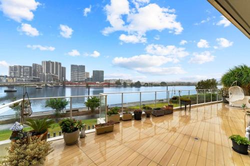 2B APT with Stunning Waterfront View