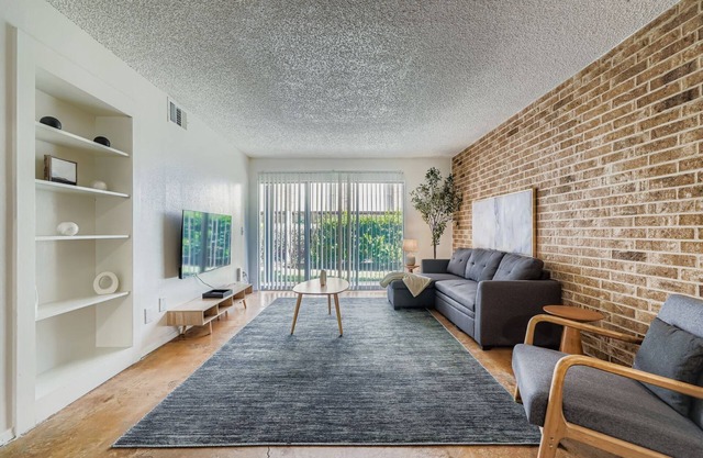 2B Getaway | Sleeps 6 | Pool, Pkg | Walk Dtwn