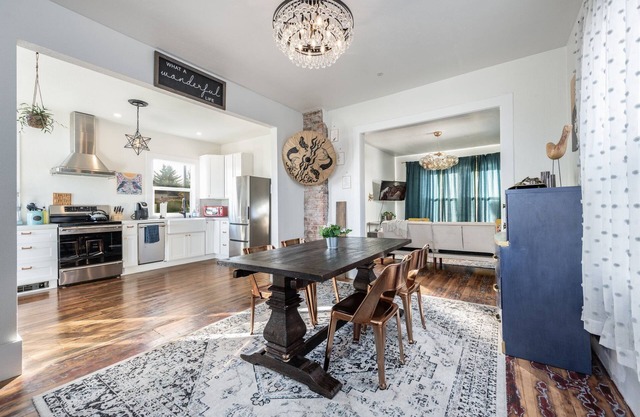 2b/Vintage/Full Kitchen/Office/Private deck with view of Mt. Rainier/Central DT