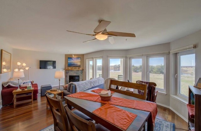 2bd, 2ba, Walk to Town and Beach (SRetreat)