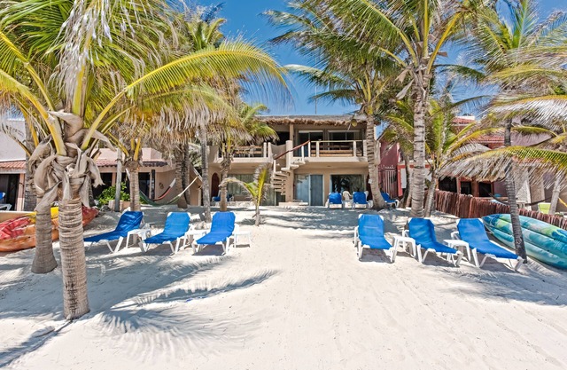 2BD 5-guest Unique Condo Beachfront