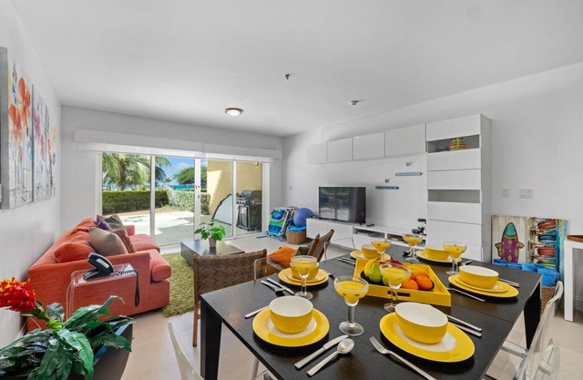 2BDR ground floor Condo with Terrrace!