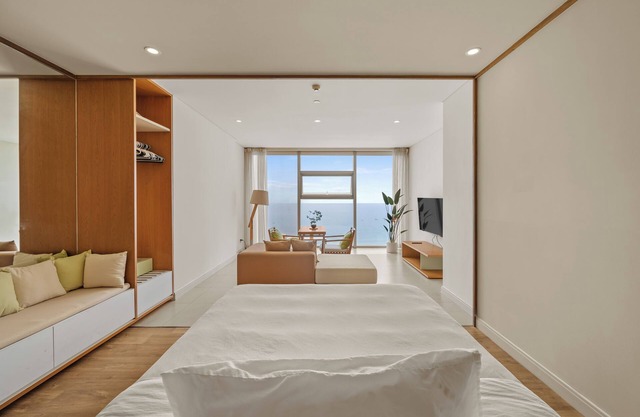 2bdrm beachfront apartment in Đà Nẵng with AC, fitness room, outdoor pool