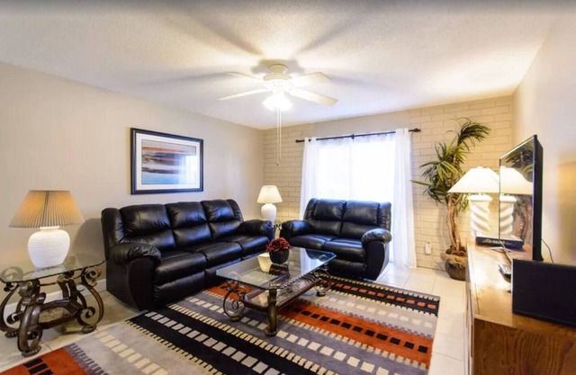 2bed 1 bath condo walk to Shands, VA, UF and Vet school (2)