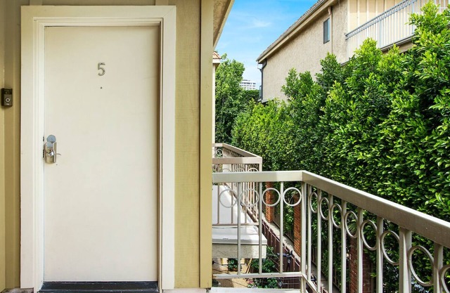 2Bed 2bath Quiet Comfortable 10671 Wilkins Westwood Westside Condo