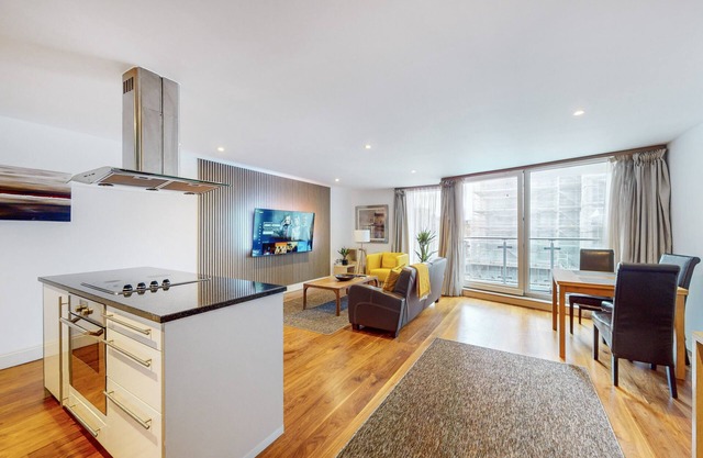 2Bed, 2Bath with Balcony & Lift - 2min to station