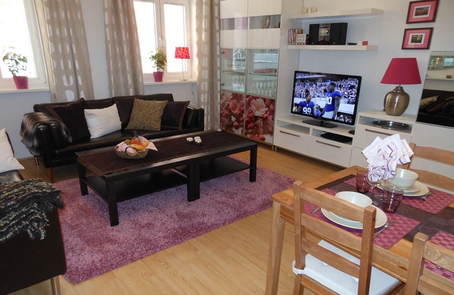 2bedroom Family Home, Air-Conditioning, Cable TV, Wifi, Metro