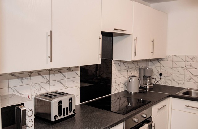 2bedroom Flat with Private Parking