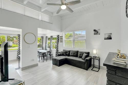 2BR 1BA Home near Nightlife and Beach