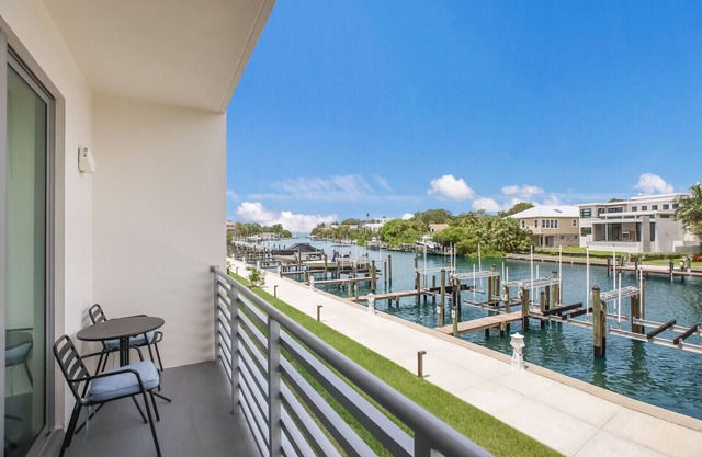 2BR 2BA Downtown Sarasota, Waterfront Views, Patio, Resort Pool, Kayaks Included