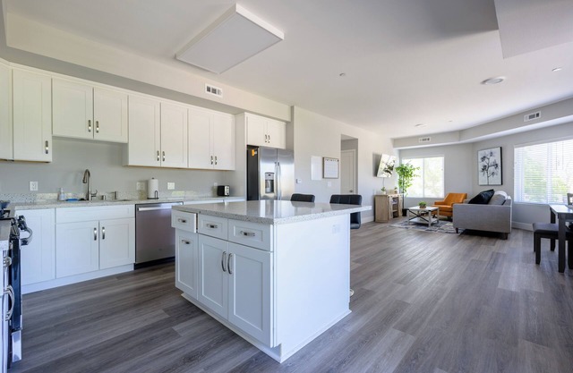 2BR, 2bth King-sized haven!