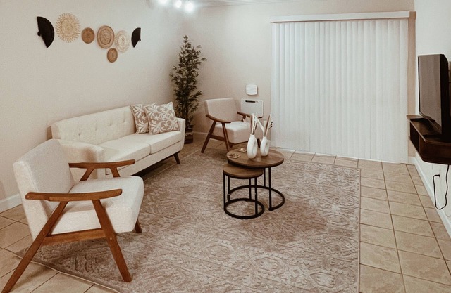 2BR Across UF/Shands – Walk to Campus & Hospitals!
