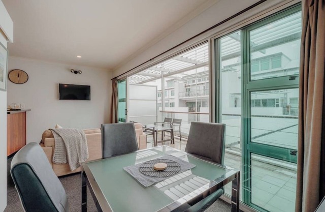 2BR Apartment in Viaduct Harbour