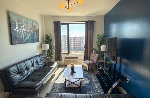 2BR apt next to EWR 7623