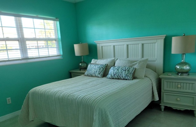 2BR Beach Getaway, Full Kitchen, Large Yard, Steps From The Beach, Melbourne, FL