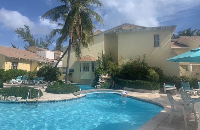 2BR Beachfront Condo - Paradise Island - Direct Beach Access & Steps to Atlantis