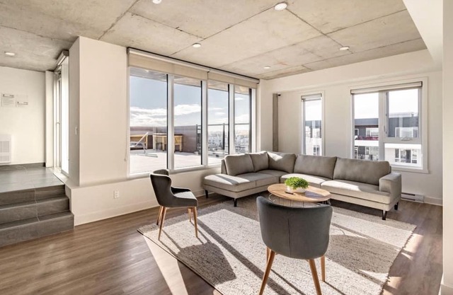 2BR City Escape in Luxurious Condo, FREE Groceries