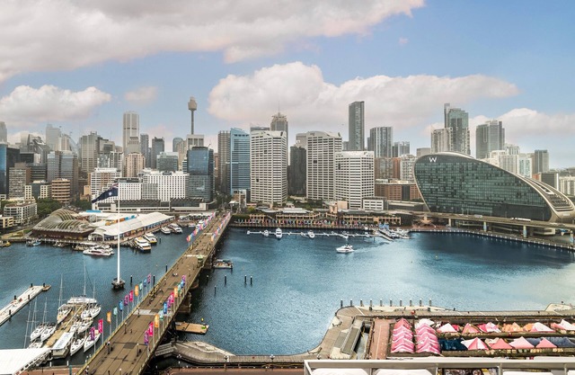 2BR Darling Harbour Apartment with Rooftop Pool & Free Parking