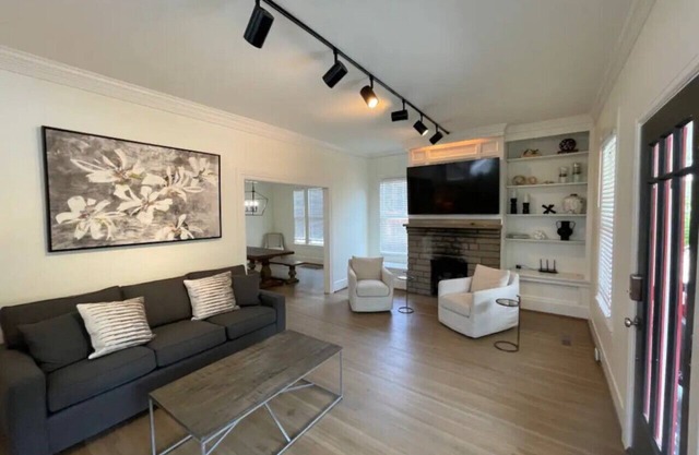 2BR Downtown Birmingham King Bed Smart TV