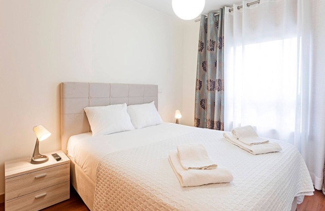 2BR Flat by Metro w/Free Parking by LovelyStay