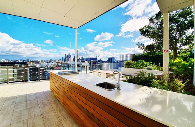2BR Food Drink Hub Pool Views Gym Roof Tce