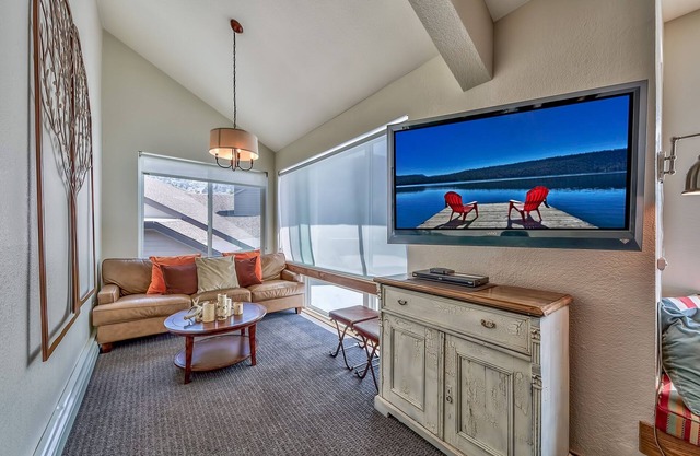 2Br+ loft Centrally Located Kirkwood Condo – Great Value by RedAwning