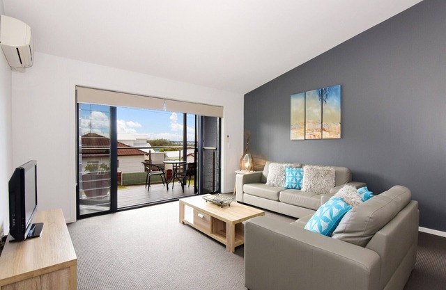 2BR Modern Family Apt "Greenfields" - Main Street Huskisson, 400m to the beach!
