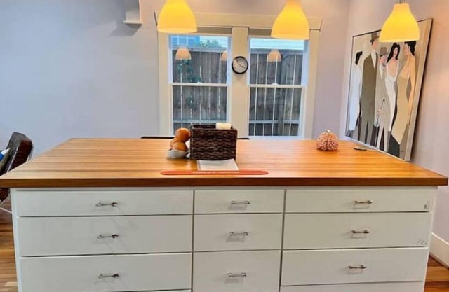 2BR Montrose bungalow, 3.5 miles to Medical Center