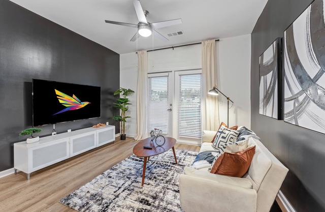 2BR on 1st floor with Pool, Gym, Bikes, Grill, 2 King Beds, and a Sleeper Futon
