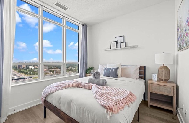 2BR Penthouse Views of Toronto, Pool and Sauna