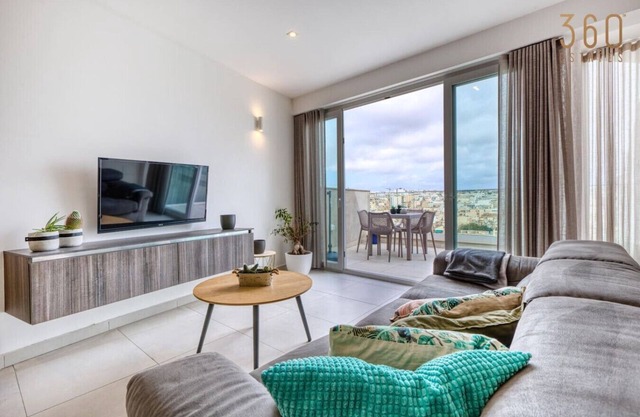 2BR Penthouse with views overlooking Pietà Marina!