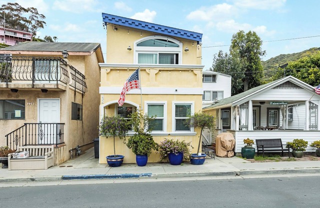 2BR Renovated Avalon Home, A/C, Patio, Walk to the Beach