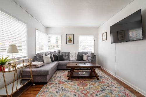 2BR Retreat - Walk to Tabor Shops & Cafes