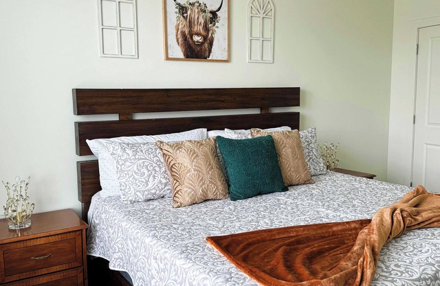 2br-SLC DT Relaxing Apt King bed