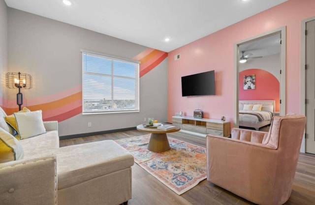 2BR, Sleeps 6, 8Min to the Heart of Broadway!