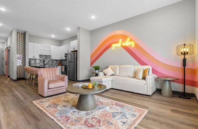 2BR, Sleeps 6, Free Parking & 8 Min to Broadway