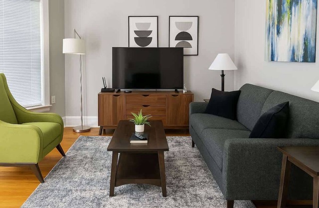 2BR Steps from Wrigley Field