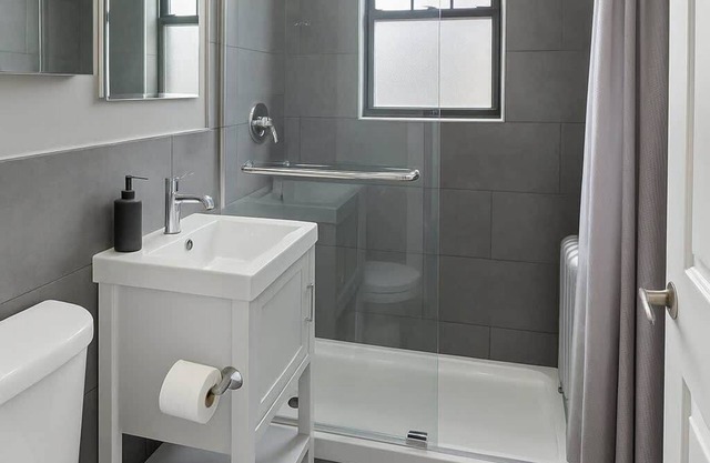 2BR Stylishly Apt in Lakeview