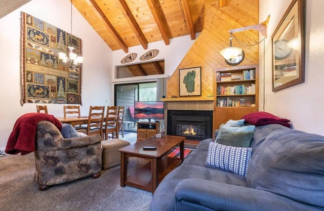 2BR Townhome-Walk to Beach or Trails