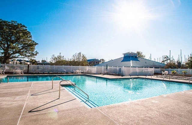 2BR Townhouse w/Whirlpool in New Bern