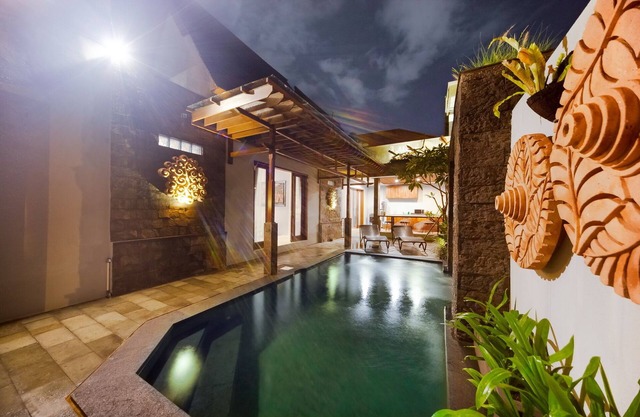 2BR Villa set in the HEART of Seminyak - W/Hot tub!