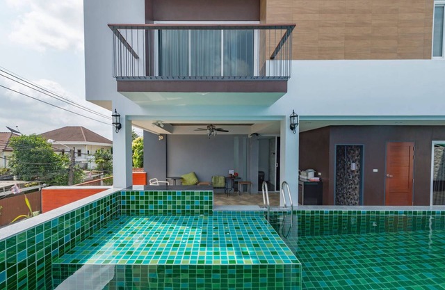 2BRs private pool in BKK, Calm area 3km to metro, 10 km to Pratunum