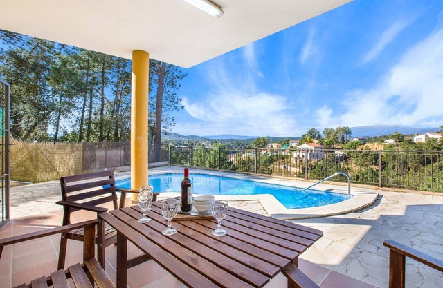 2CAM01 - Cozy 4 bedroom house with private pool located in a quiet area