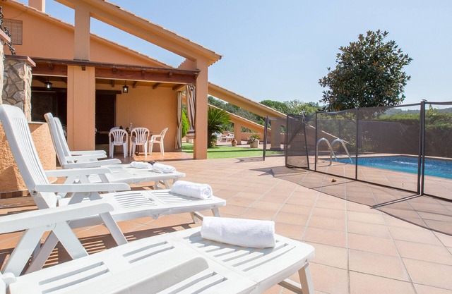 2CIP01-14pax - House with capacity for 14 people and private pool located in a quiet area